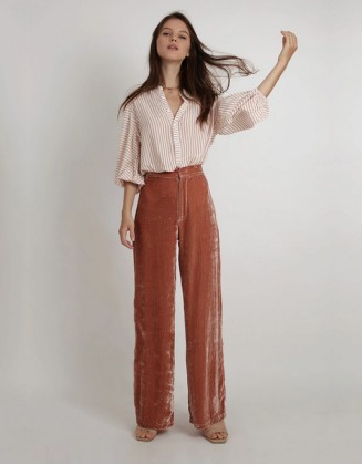 Associez un haut à manches courtes à un tailleur en jean pour s'adapter facilement à toutes les occasions