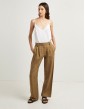 Associez un gilet vibrant à un tailleur-pantalon pour mettre en valeur votre silhouette dynamique