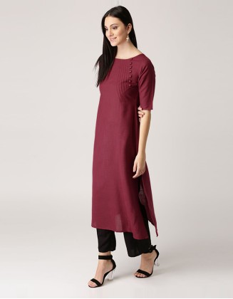 La jupe légère et élégante vous donne un look charmant à chaque étape