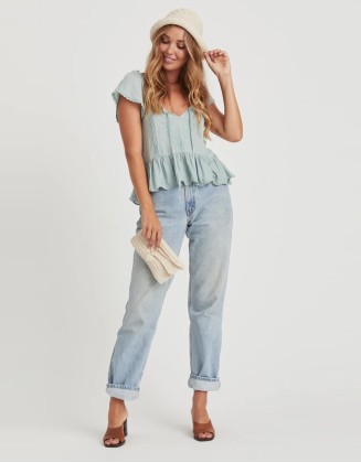 Associez un haut à manches courtes à un tailleur en jean pour s'adapter facilement à toutes les occasions